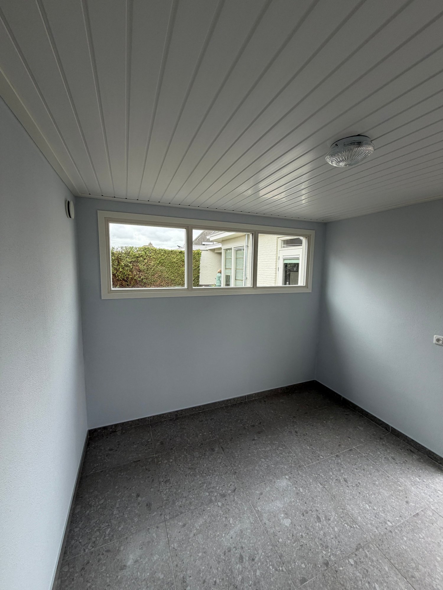 Schuurrenovatie met wandafwerking en tegelvloer in Helmond